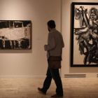 Dos obras de Millares y Antonio Saura que forman parte de ‘La mirada contemporánea’. RAMIRO