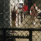 Un preso camina por el interior de una zona común en Guantánamo.