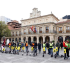 Miembros de la asociación de usuarios de Vehículos de Movilidad Personal de León ayer, ante el Ayuntamiento de San Marcelo.