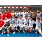 El equipo cadete del Ademar celebra la medalla de bronce en el Nacional de Alcobendas. DL