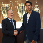 El presidente del Real Madrid, Florentino Pérez, con el francés Raphaël Varane.