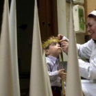 Imagen de archivo de una prueba en una tienda de «capirotes»