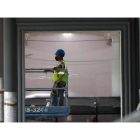 Un operario en una obra de rehabilitación de un edificio. BIENVENIDO VELASCO
