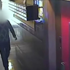 Los dos ladrones que robaban a ancianos en Barcelona simulando ser operarios de teleasistencia, a la salida de una vivienda.