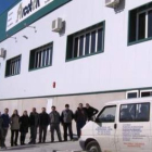 Los trabajadores de Arcotek, ayer delante de la fábrica.