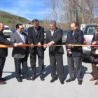 Las autoridades durante el corte de cinta inaugural de la carretera