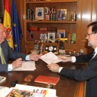 El rey Juan Carlos entrega el documento de abdicación al presidente Rajoy en La Zarzuela.