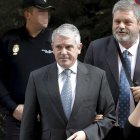 Pablo Crespo en compañía de su abogado, Miguel Durán.