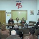 Ramón Ferrero, Isabel Recio y José Manuel Rodríguez comparecieron ante los afiliados de La Bañeza