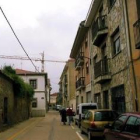 La calle Padre Blanco discurre en paralelo al paseo de la muralla