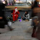 Papá Noel con un iPad en una calle de Tokio.