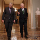 El líder demócrata en el Senado, Charles Schumer (a la derecha), y el líder de los republicanos, Mitch McConnell.