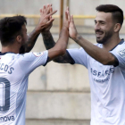Sergio Marcos celebra con el delantero y goleador Dioni Villalba la goleada de la Cultural frente al Burgos CF en el Reino de León. MARCIANO PÉREZ
