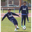 Juande, derecha, no podrá jugar el domingo por sanción.