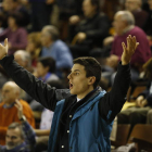 Alberto Molina, en la grada del Palacio, durante un encuentro del Ademar esta temporada.