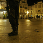 La policía vigiló las plazas para evitar botellones. L. DE LA MATA