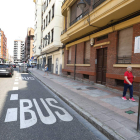 Los viajeros se trasbordarán en la parada del bus urbano. RAMIRO