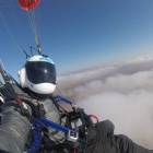 Víctor Rodríguez, a 300 metros de altura, durante su aventura solidaria. DL