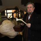 Gustavo Vega, el día de la presentación de su libro. A la derecha, una de sus peculiares obras.