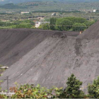 Máquinas trabajando en un depósito de carbón en El Bierzo.