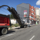 Las labores de fresado arrancaron cerca del entronque de la avenida con Azorín. FERNANDO OTERO