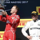 Sebastian Vettel celebra su victoria en Hungría ante Valttri Bottas.