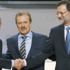 El candidato socialista, Alfredo Pérez Rubalcaba y el líder del Partido Popular, Mariano Rajoy, se saludan en presencia del moderador, Manuel Campo Vidal.