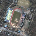 Imagen de satélite del cráter que ha dañado el estadio de Chernihiv, en Ucrania. MAXAR TECHNOLOGIES HANDOUT