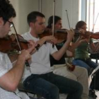 Alumnos de la Joven Orquesta Nacional de España durante los ensayos de ayer en el Conservatorio