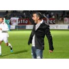 El nuevo entrenador de la Cultural, Rubén de la Barrera, da instrucciones en el estadio Reino de León en una de sus visitas como técnico del Guijuelo.