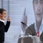 Rodríguez Zapatero intervino ayer en un mitin matinal del PSOE en el pabellón La Guía de Gijón.