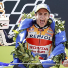 El piloto español de MotoGP,Marc Márquez, del equipo Repsol Honda, celebra en el podio su victoria en la carrera del Gran Premio de Cataluña de Motociclismo que se ha disputado este domingo en el Circuito de Barcelona-Cataluña.