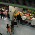Varios puestos situados en la planta baja del mercado de abastos de Ponferrada.