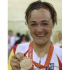 Leire Olaberría muestra la medalla de bronce conseguida ayer en Pekín