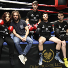 El entrenador y exboxeador Jonathan Rodríguez con su grupo de jóvenes pugilistas que tienen un futuro esperanzador en el noble deporte de las doce cuerdas. RAMIRO