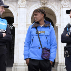 Sied Muhamed con los policías municipales de Valladolid que reanimaron al joven que él rescató. NACHO GALLEGO