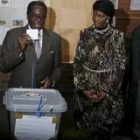 El presidente de Zimbabue, Robert Mugabe, vota junto a su mujer