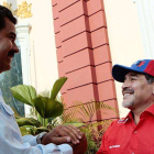 Nicolás Maduro saluda a Diego Armando Maradona.