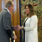 El Rey Juan Carlos durante la recepción que mantuvo este mediodía con la Presidenta de la Junta de Andalucia, Susana Díaz, en el Palacio de la Zarzuela.