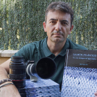 El leonés Miguel Aguilar Juan con su libro Salmón Atlántico. M. A. J.