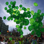 Manifestantes sueltan globos verdes. RODRIGO JIMÉNEZ