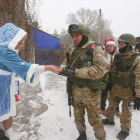 Entrega de regalos a los soldados ucranianos en Schastye.