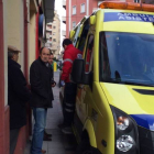 Los servicios de asistencia sanitaria acudieron a la casa a socorrer al hombre atracado, que ha sido trasladado al Hospital de León