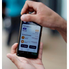 Vista de un móvil con una aplicación con la que se realizan transacciones con bitcoins. rodrigo sura