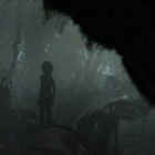 Mowgli, en la penumbra de la selva, en una de las primeras imágenes adelantadas por Disney del nuevo 'El libro de la selva'.