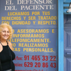 Carmen Flores, presidenta de la asociación ‘El Defensor del Paciente’ en la puerta del despacho en Madrid. RAQUEL P. VIECO