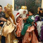 Los Reyes Magos se acercaron ayer a la sede de Cruz Roja para seguir entregando regalos