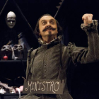 Escena de ‘La escuela de los vicios’, que hoy desembarca en el Auditorio de la mano de Morfeo Teatro.