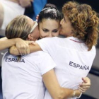 Andrea Fuentes es felicitada por sus entrenadoras.