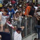 Los hinchas rusos invadieron la grada de la afición inglesa. P. P.